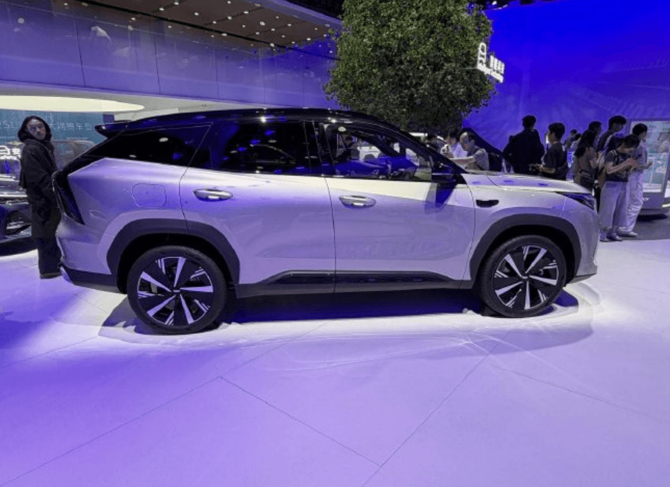 Geely Boyue L i-HEV представлена в китае