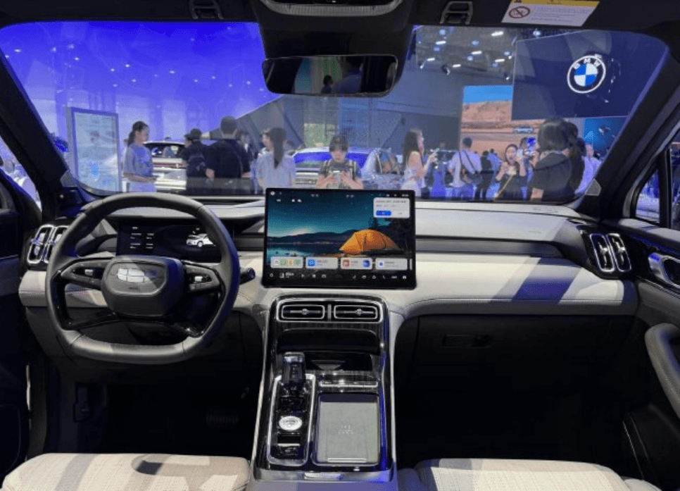 салон Geely Boyue L i-HEV 